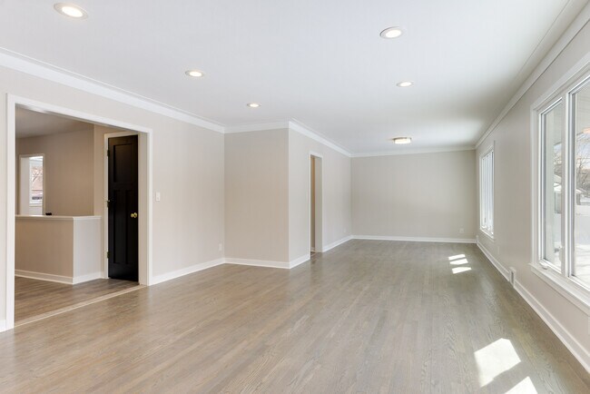 Photo - 1943 Regent Ave N