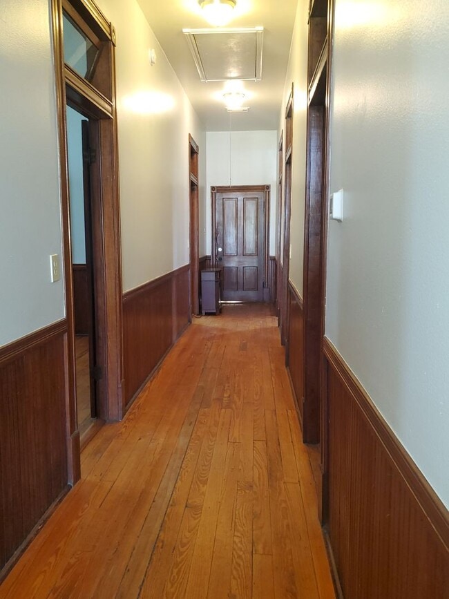 Photo - Large one story 3 bedroom Victorian cottage