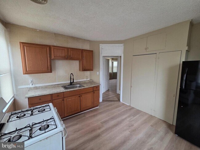 Building Photo - 317 E Broad St Unit 2