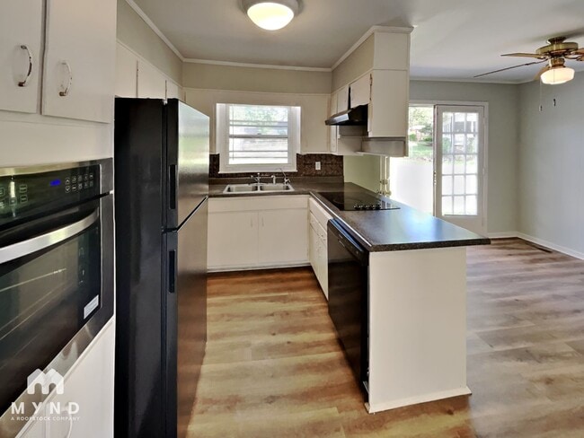 Photo - 877 Twin Lake Dr NE