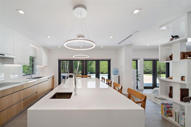 Building Photo - 1117 Alfonso Ave