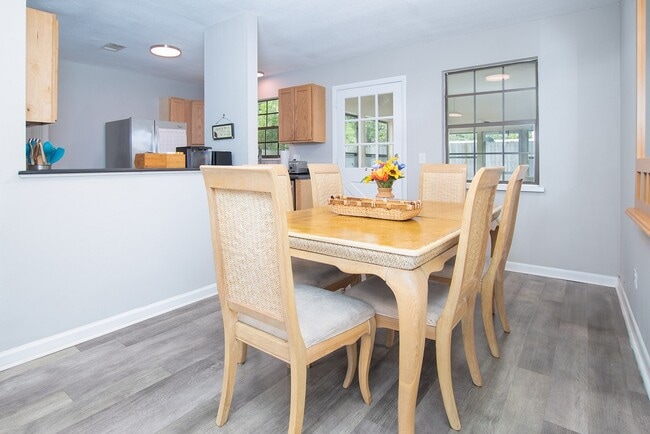 Photo - 2233 La Valle Dr