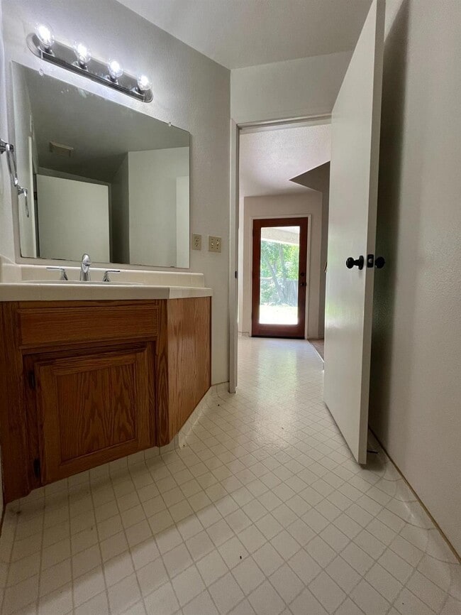 Photo - 763 E Robin Ln