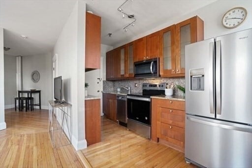 Building Photo - 2 Sutherland Rd Unit 34