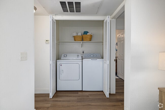 2BR, 2BA - 998SF - Laundry