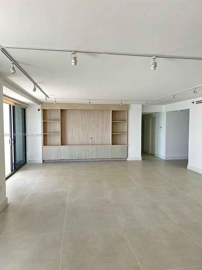 Building Photo - 10205 Collins Ave Unit 907