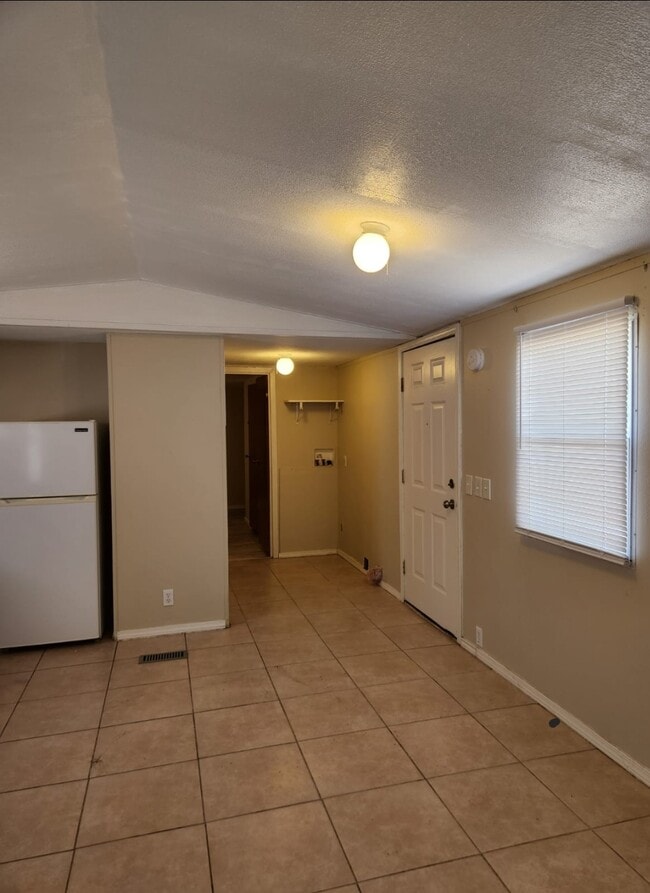 Photo - 421 E Zipp Rd