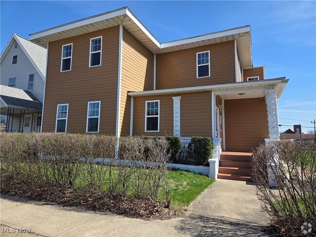 Building Photo - 327 N Tuscarawas Ave Unit UP Rental