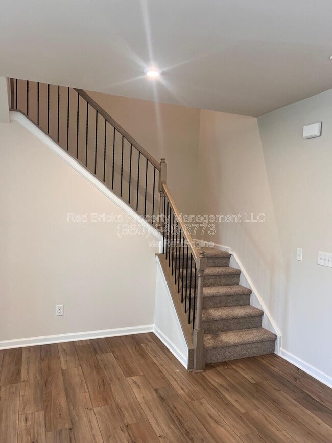 Photo - 5108 Carrick St