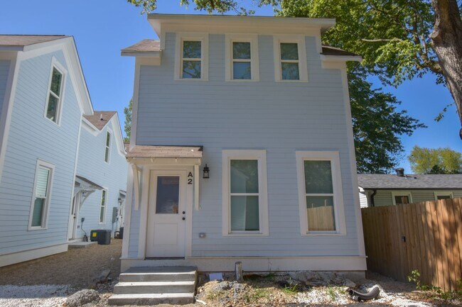 Building Photo - 734 S Locust Ave Unit 734 S Locust Ave  A-2