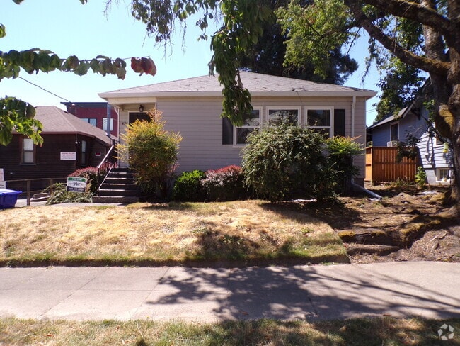 Building Photo - 424 SW Pendleton St Rental