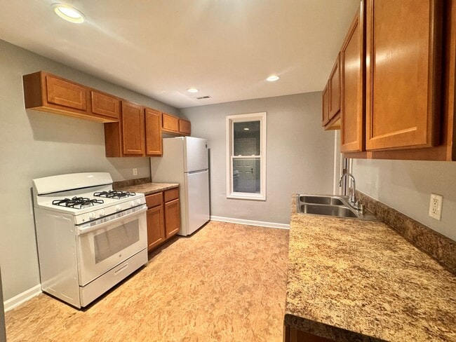 Building Photo - 6417 22nd Ave Unit Upper