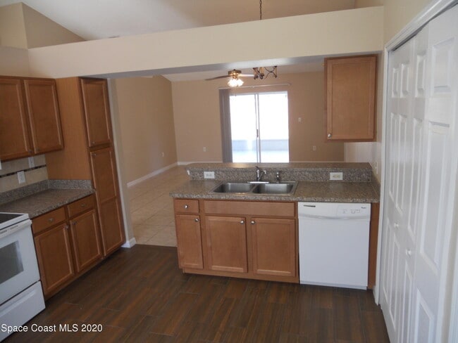 Photo - 599 Evergreen St NE