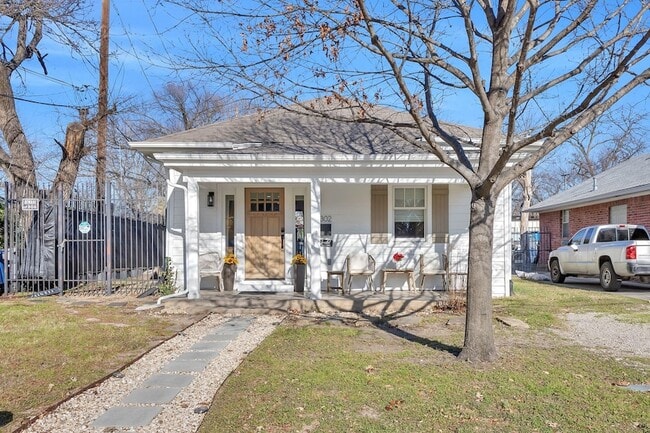 Building Photo - 302 S Saint Mary Ave