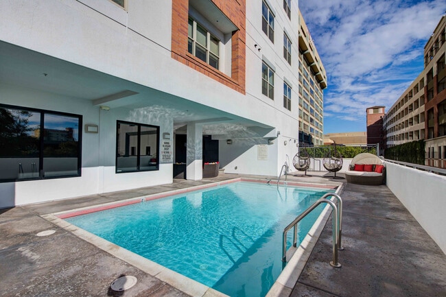 Plaza Icon POI-5 - Icon Plaza