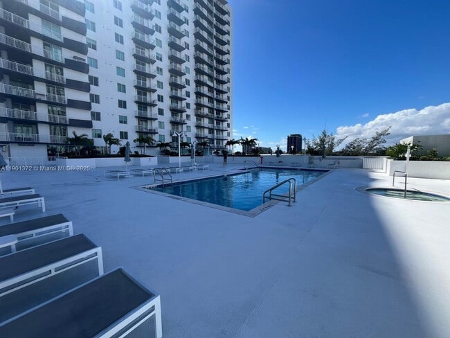 Photo - 275 NE 18th St Unidad 1903