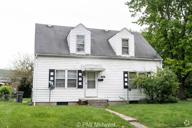 Building Photo - "Charming 2-Bedroom Duplex with Gleaming H... Rental