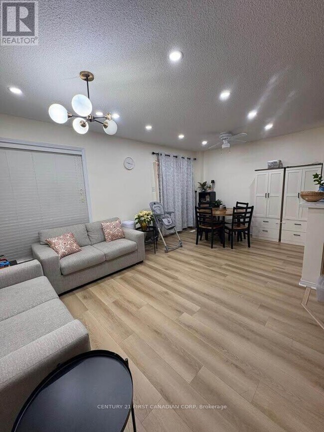 Photo - 868 Marigold St