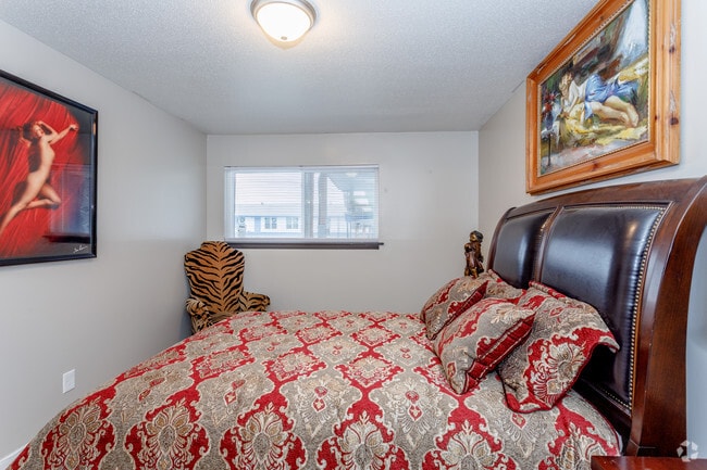 2BR, 2BA - 925 SF