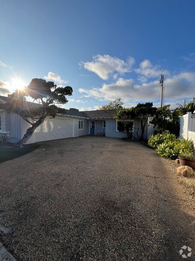 Building Photo - RARELY AVAILABLE! STUNNING 3BD/2BA ON CORO... Rental