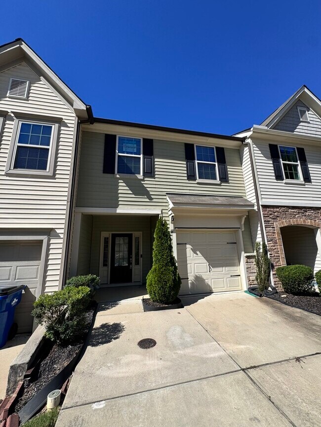 Building Photo - MOVE IN READY! 3 Bed 2.5 Bath Town Home