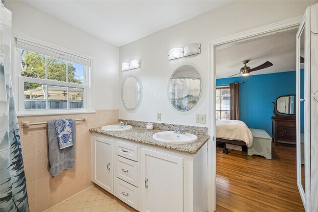 Photo - 701 W 32nd St