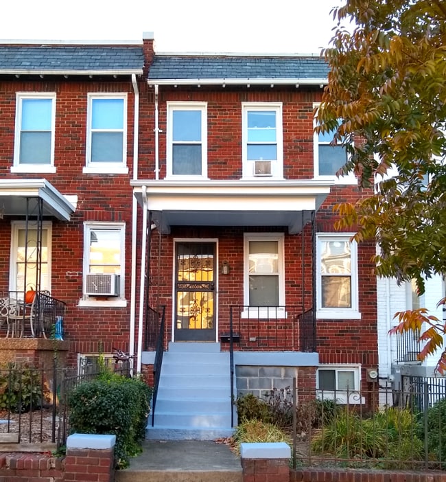 1121 Oates St NE