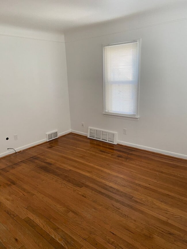 Photo - 3 bedroom 2 bath bungalow with basement and garage in Wayne