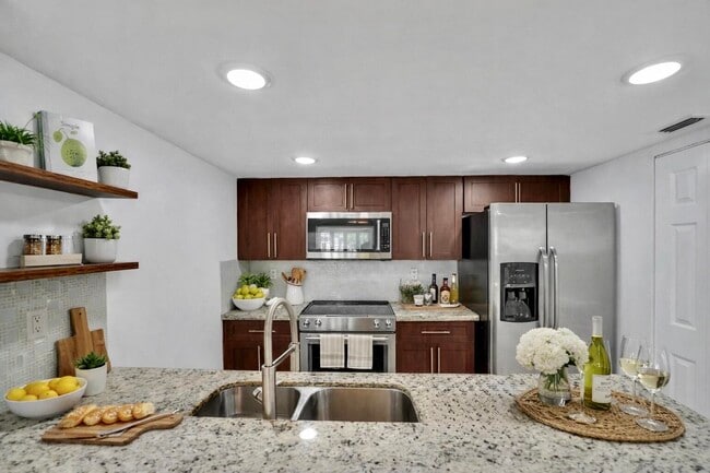 Building Photo - 4550 SW 68th Ct