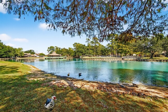 Building Photo - 172 Old Bridge Lake St