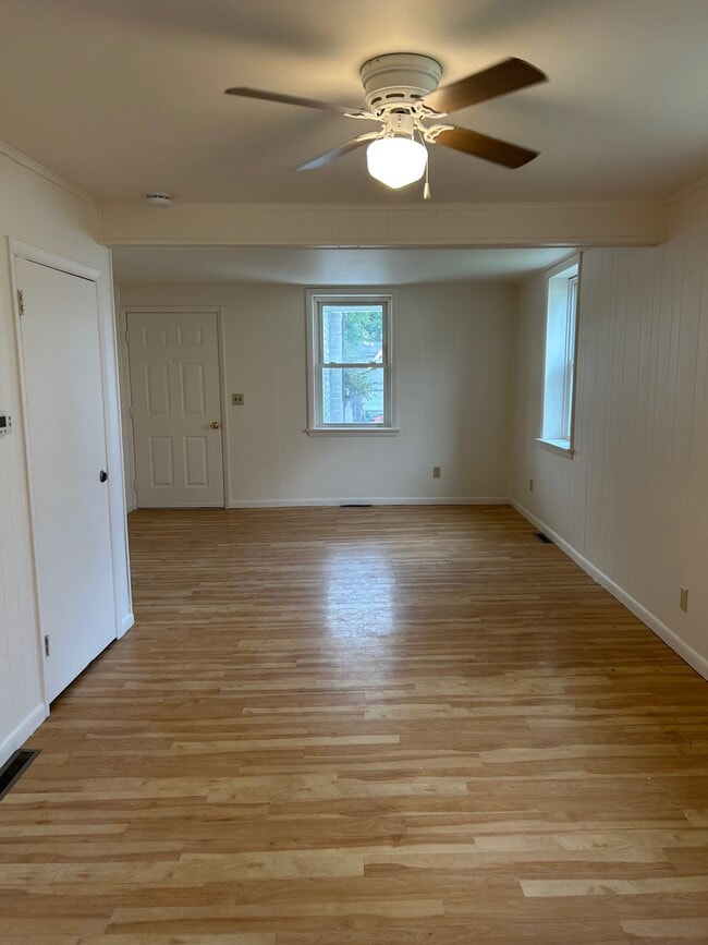 Photo - 238 W Queen St