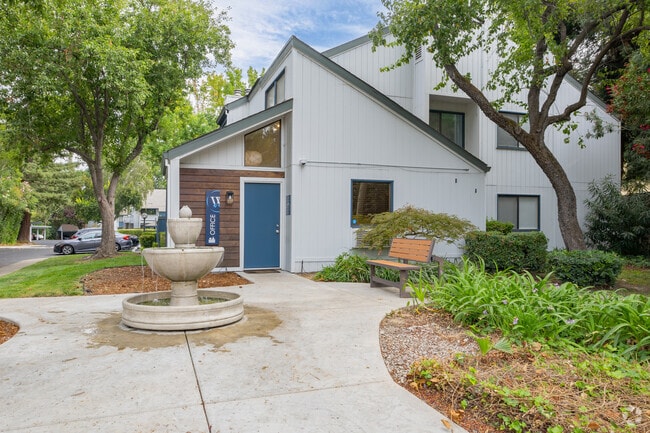 Oficina de arrendamiento - Waters Edge Apartments