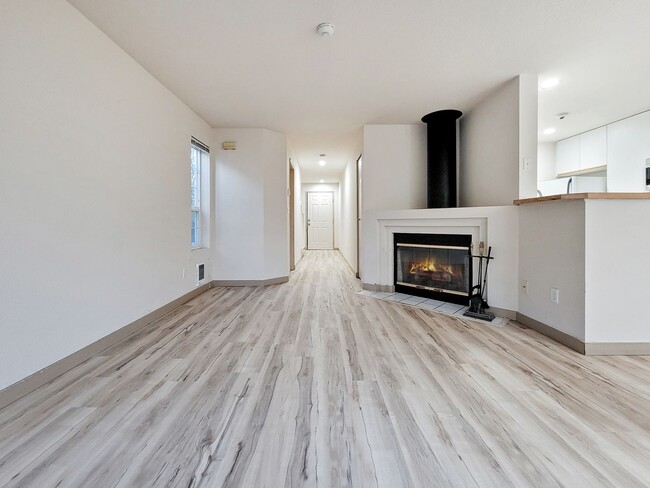 Kent East Hill Townhome with Garage & Patio - Kent East Hill Townhome with Garage & Patio