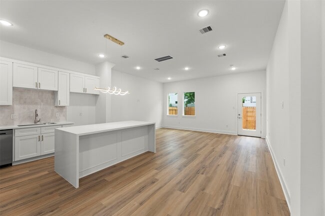 Building Photo - 3515 Rebecca St Rental