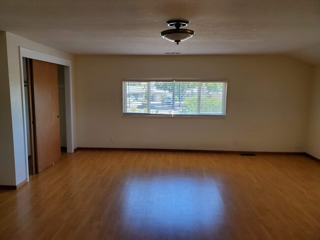 Building Photo - 4769 Mowry Ave Unit 4769-upstairs