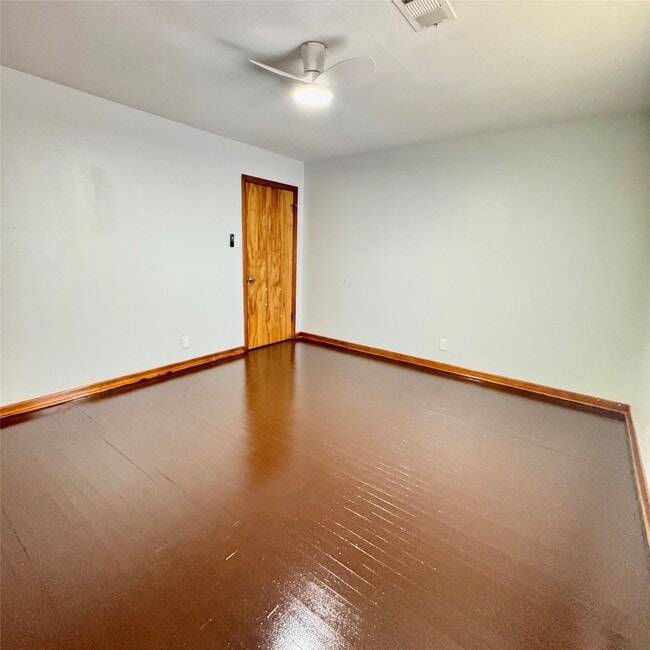 Building Photo - 1701 Gillette St