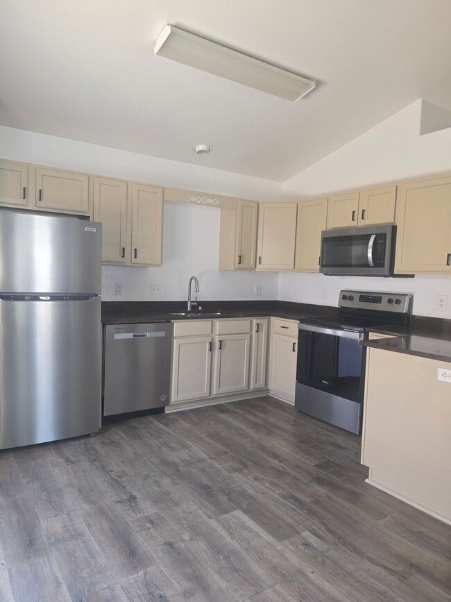 Photo - Beautiful townhouse with updated bathrooms. Available now!