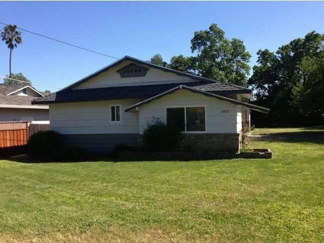 Building Photo - NICE DUPLEX IN CARMICHAEL!!