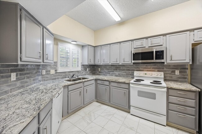 1035 Fountain View Dr