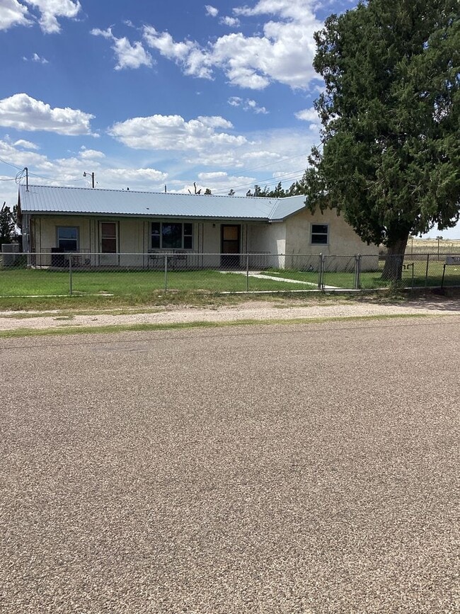 Photo - Country living close to town in Portales!