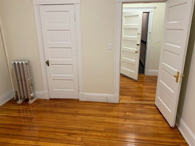 Photo - Three and a half bedrooms in Brighton. Goo...