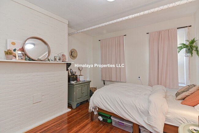 Photo - 139 Hillside St Unit B