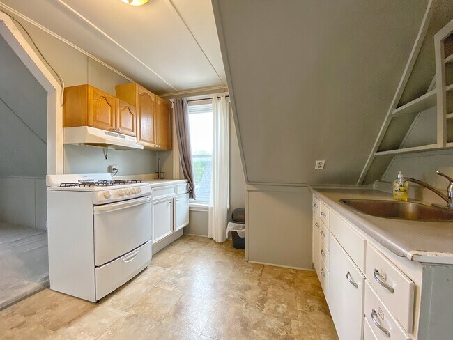 Photo - 32 Mackay Av Unit 3