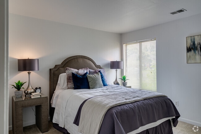 1BR, 1BA - 745SF - Coventry Lower - Bedroom