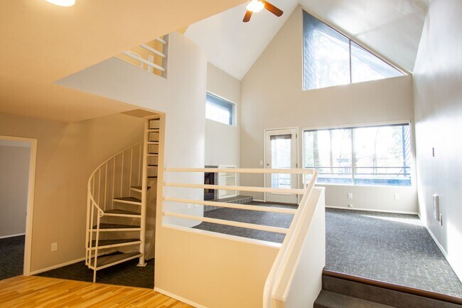 Photo - Fantastic Lake Oswego 2Bdr w/Fireplace, Dishwasher & W/D + Balcony Unit 4701-C