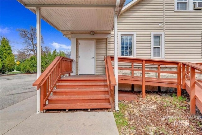 Building Photo - 1419 W Washington St Unit Studio bath-Kitchenette Rental