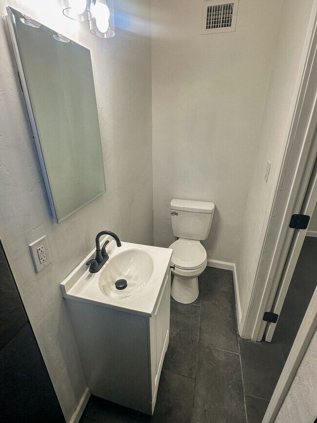 Photo - Spacious 3 Bedroom 2 bath Midtown! House