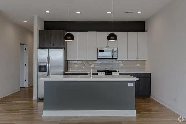 Building Photo - 2556 W Armitage Ave Rental