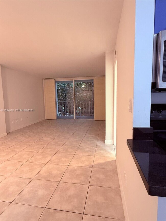 Photo - 777 NE 62nd St Unidad C415