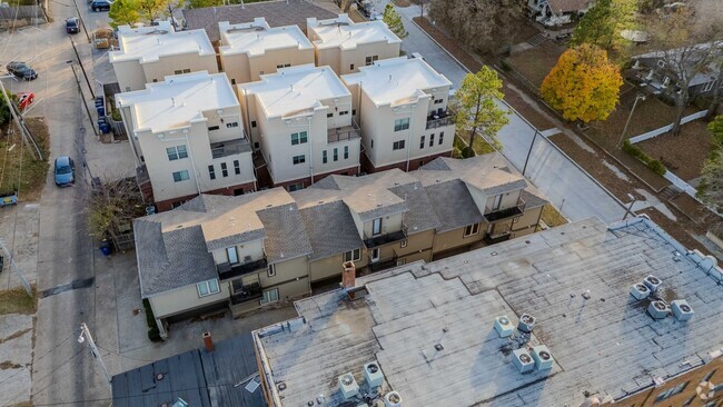 Building Photo - Luxurious townhouse on Cherry St!